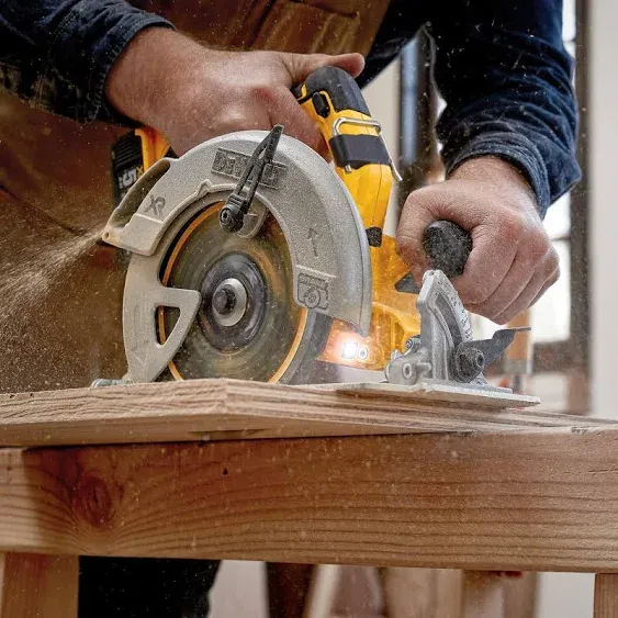 DEWALT 20V MAX* XR® 7-1/4" Circular Saw Kit