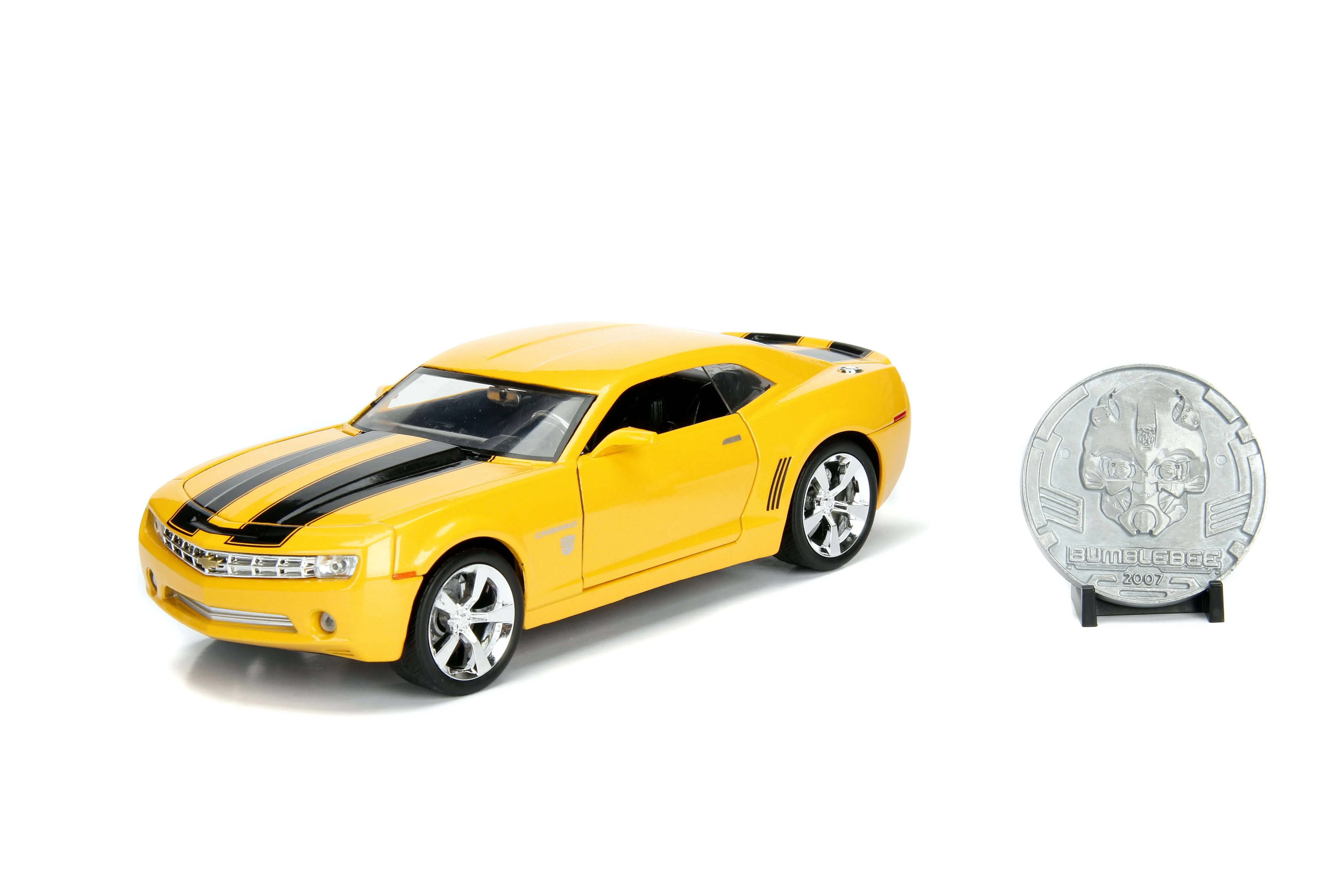 Transformers 1:24 Bumblebee 2006 Chevy Camaro Die-Cast Car w/Robot on Chassis & Collectible Coin, Toys for Kids and Adults