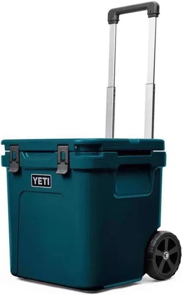 Yeti Roadie 32 Wheeled Cooler - Navy